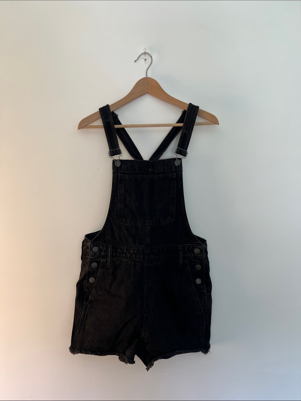 madewell women's adirondack denim short overalls in washed black, size small